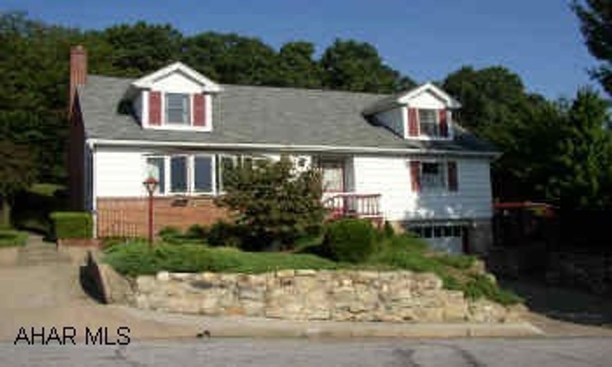 CAPE COD ON A BEAUTIFUL PRIVATE LOT ON A DEAD END STREET. LOVELY SUNROOM WITH TILE FLOOR AND LARGE WINDOWS FOR A BRIGHT ROOM.