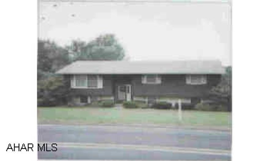 Nicely detailed Newry Lane Bi-level. 3 bedrooms, 1.5 baths, 2 car garage, 2 zone hot water heat, central air, plaster walls, 148x125 lot. Family room with bar. Low heating bills. lto size is 148x125. Nicely detailed Newry Lane Bi-level. 3 bedrooms, 1.5 baths, 2 car garage, 2 zone hot water heat, central air, plaster walls, 148x125 lot. Family room with bar. Low heating bills. lto size is 148x125.