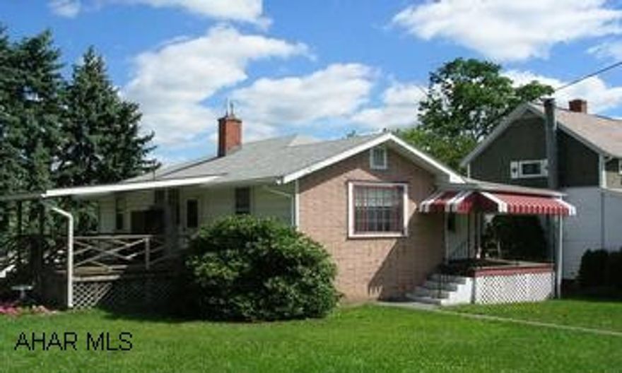 ONE STORY CORNER PROPERTY. COZY ONE STORY ON CORNER LOT. COVERED PORCHES. 2 BR, 1 BA. NEWER OAK KITCHEN, NEW FURNACE.