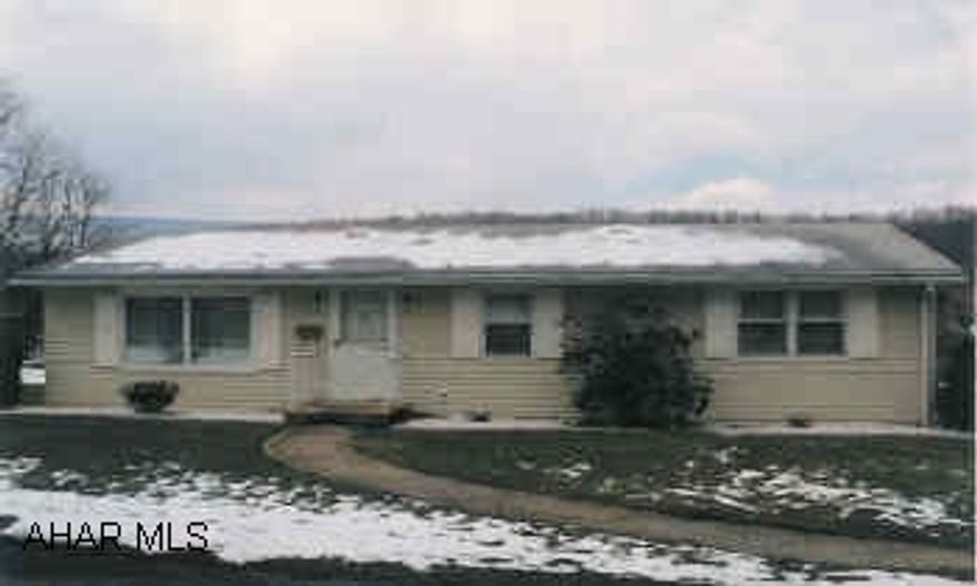 3BR/2BA Shuttered Ranch Home, Near schools and shops. Covered patio.