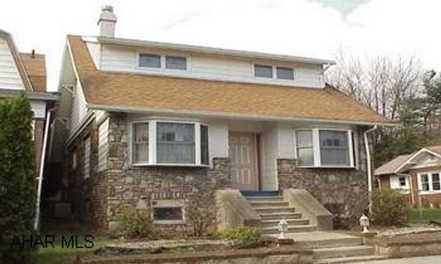 Pretty Stone House - Nice size rooms.  Modern kitchen & bath.  1st floor den.  Large deck. Pretty Stone House - Nice size rooms.  Modern kitchen & bath.  1st floor den.  Large deck.