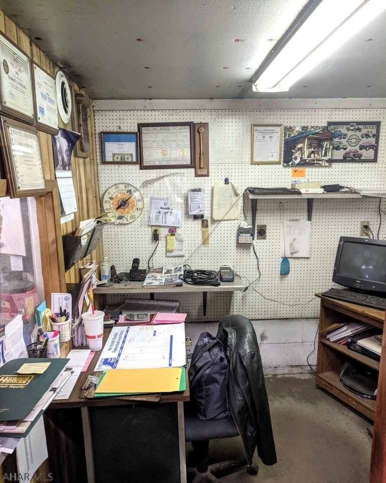 Unknown - Commercial Lease