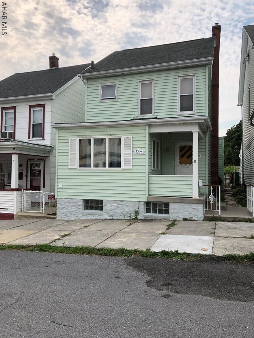 Adorable 2 Bedroom 1 Bath with a custom Kitchen with Built in Office area.  Attic is finished for a possible 3rd Bedroom use or in home office area. Main floor Laundry, off street parking, storage shed ,New Hot Water Tank ,Newer Main water line and Gas Line and only a few steps to prospect park for kids to play.