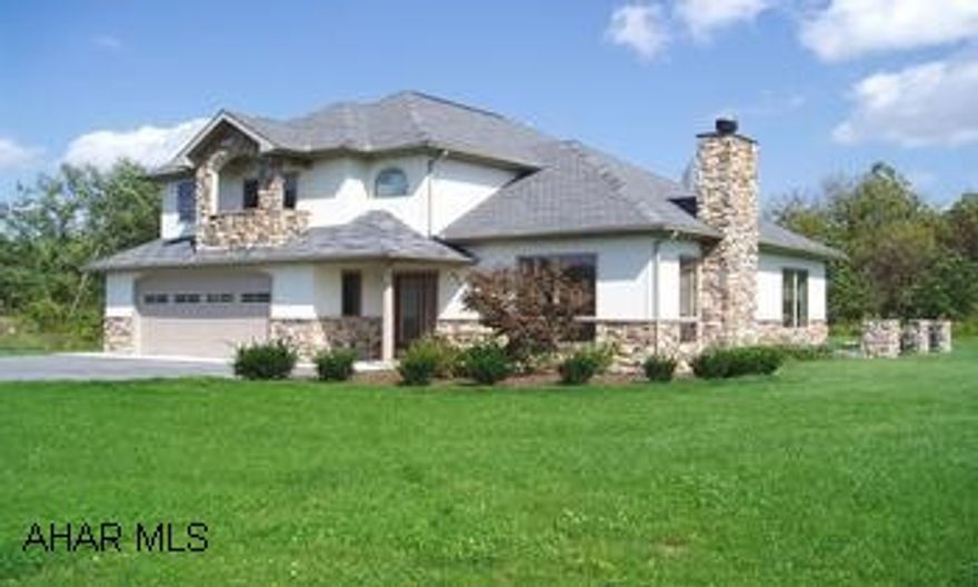 AGENT IS RELATIVE OF OWNER, CALL ELLEN 937-0062. UNIQUE 2 STORY CONTEMPORARY W/ SECLUDED BACK YARD.    .75 ACRE. OPEN FLOOR PLAN WITH MANY LARGE WINDOWS. HARDWOOD AND TILE FLOORS, CATHEDRAL AND 10' AND 11' CEILINGS, 50 YEAR SHINGLE, SEE VIRTUAL TOUR-TREB.COM.