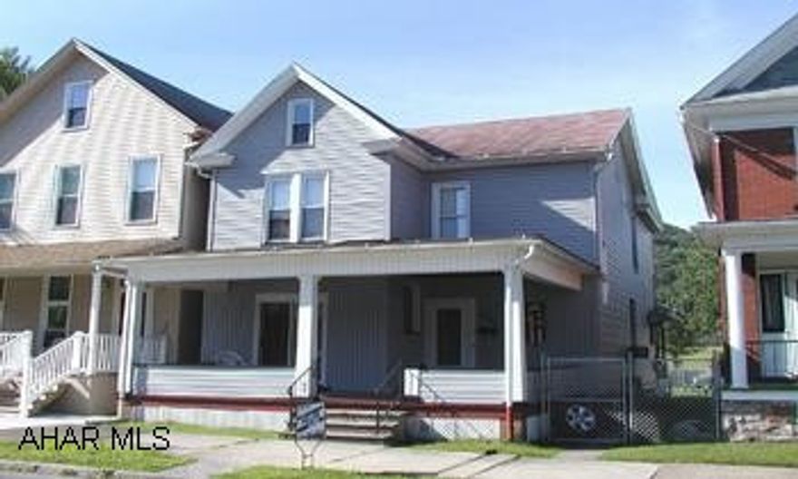 Very nice 2 1/2 story, 3 bedroom home with 2 full baths. Modern oak kitchen. Wet bar. Large covered deck. Very nice 2 1/2 story, 3 bedroom home with 2 full baths. Modern oak kitchen. Wet bar. Large covered deck.