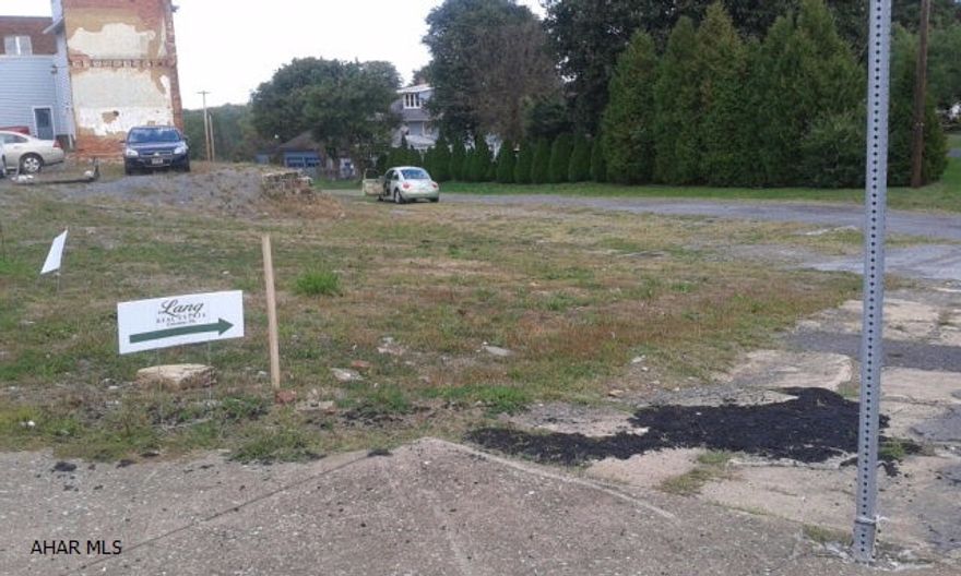 Great commercial building lot right on main st. low taxes & alley access on rear of property.