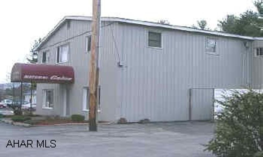 NICELY RENOVATED OFFICE SPACE WITH WAREHOUSE SPACE. LEASE OPPORTUNITY IN GREAT LOCATION!!  2100 SF RETAIL SPACE AND 800 SF OF WAREHOUSE SPACE AT $1400 PER MONTH.  CALL FOR WALLY ROSSI.