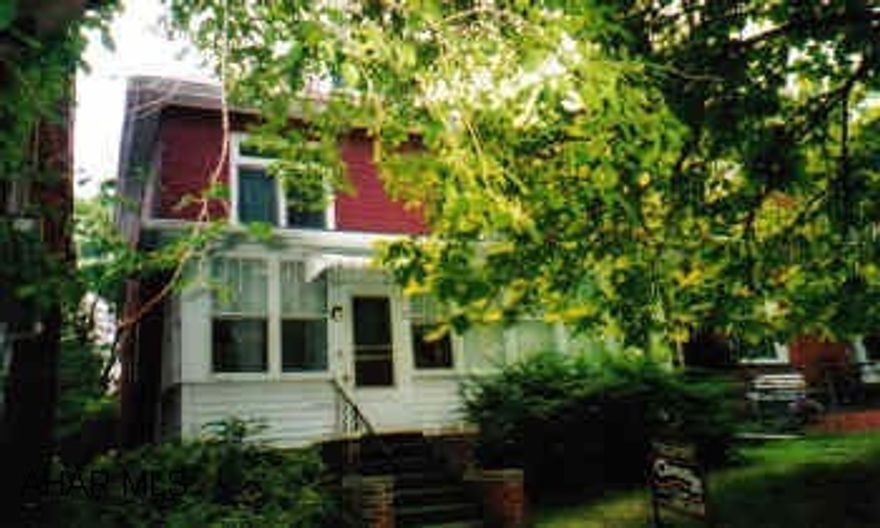 4 bedrooms, living room, dining room, fenced yard, 1.5 car garage. 30x120, concrete block