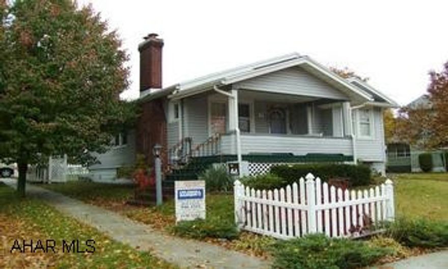 CORNER LOT, FENCED REAR YARD, NEW BATH, NEW ROOF, FRESHLY PAINTED INTERIOR, FAMILY ROOM IN LOWER LEVEL, MOVE RIGHT IN.  A REALLY WELL MAINTAINED HOME.