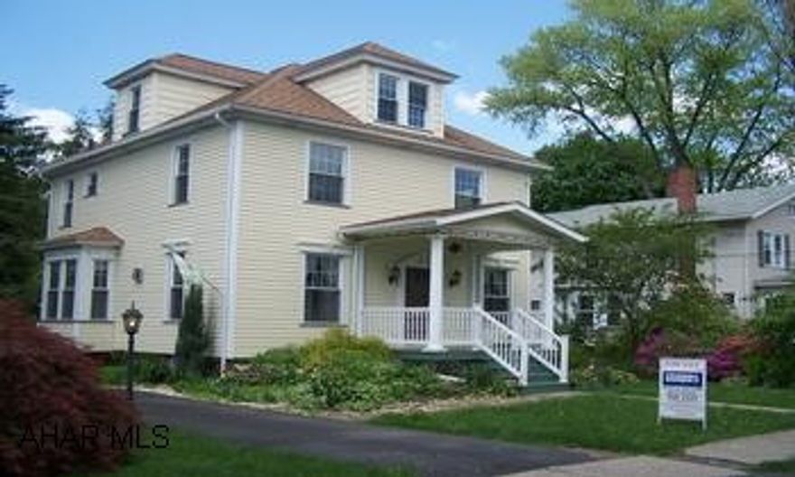 BEAUTIFUL 3-4 BEDROOM ON LARGE FENCED IN LANDSCAPED LOT. HOME IS MAINTENANCE FREE & TOTALLY UPDATED IN NEUTRAL COLORS. CHARMING HOME FEATURING DUAL STAIRCASES, LOADS OF STORAGE-MUST SEE!!!. BEAUTIFUL 3-4 BEDROOM ON LARGE FENCED IN LANDSCPAED LOT. HOME IS MAINTENANCE FREE & TOTALLY UPDATED IN NEUTRAL COLORS. CHARMING HOME FEATURING DUAL STAIRCASES, LOADS OF STORAGE-MUST SEE!!!.