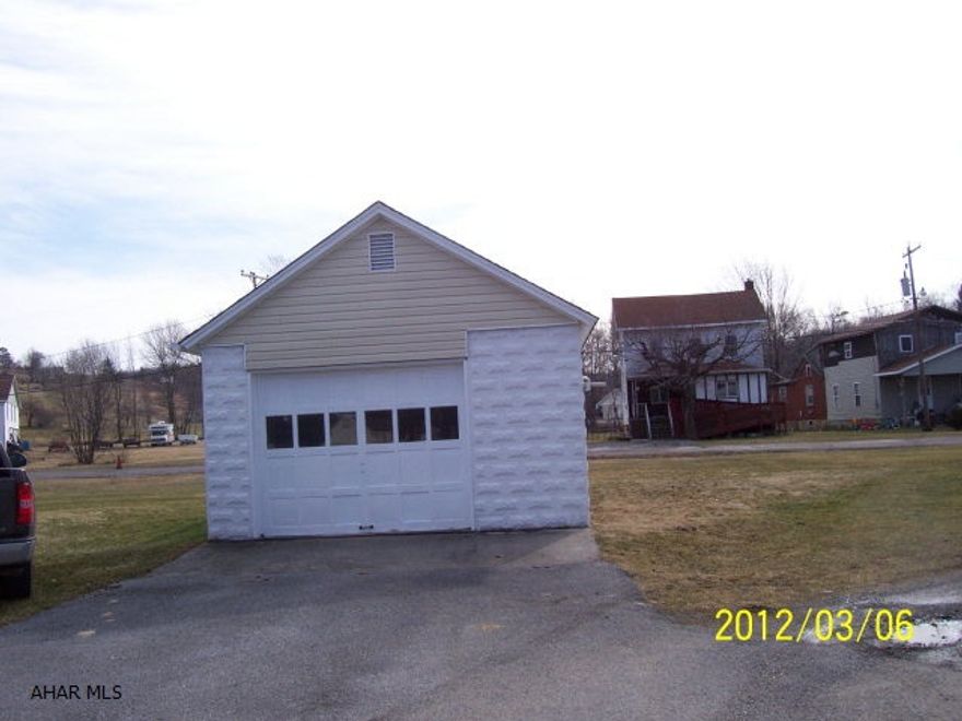 Nice level lot for homesite or mobile home or camper.  1 car block garage for parking or storage.  Borough public water and sewage available.