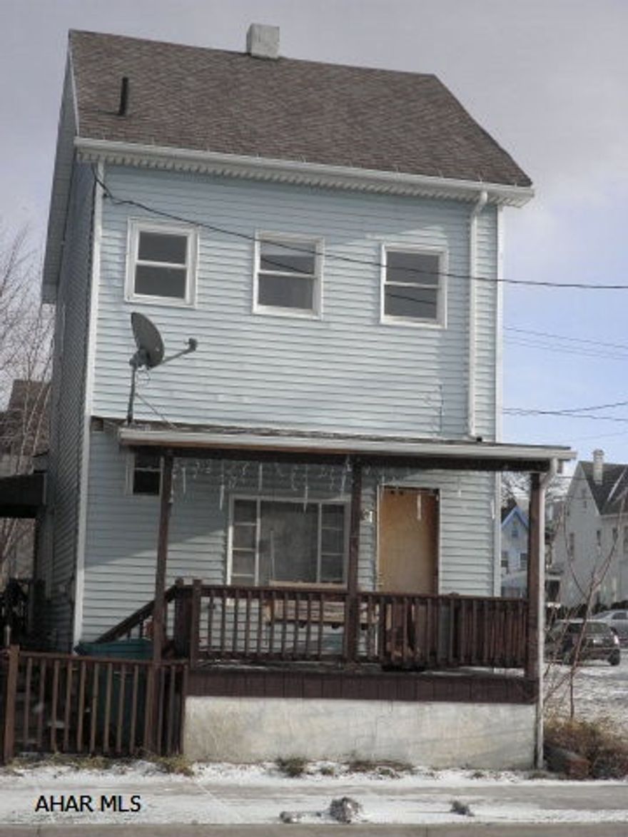 Great first time home buyer or investor's 2 story property. Currently rental-$475.00