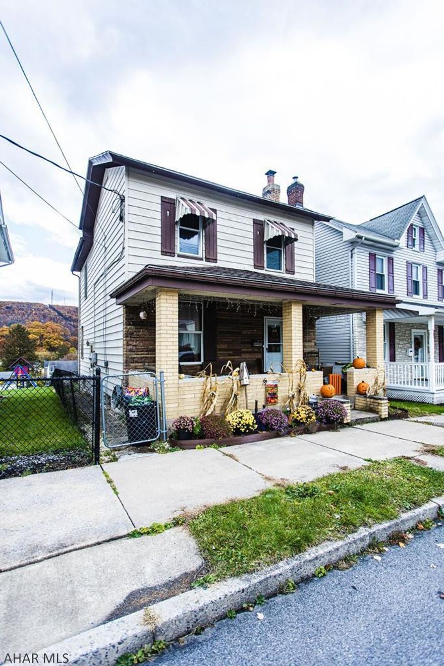 4 bedroom, 1.5 bath house. Hardwood floors. Nice fenced in backyard.