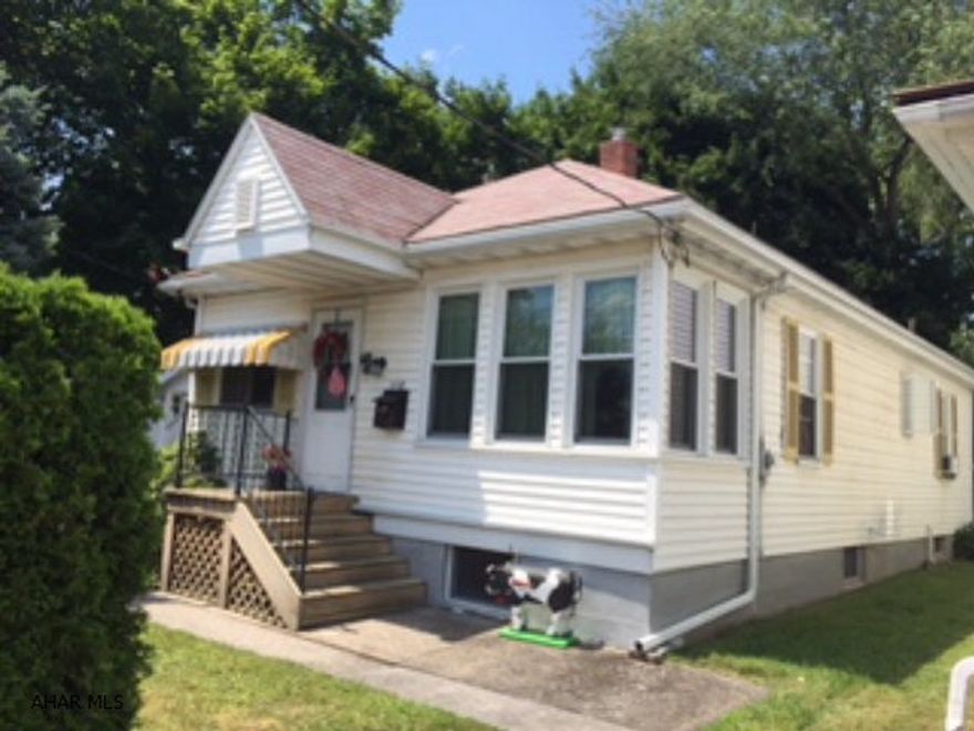 This 2BR bungalow is light and bright and offers new windows, newer furnace, water tank and plenty of insulation. Great mechanics!! Basement could possibly be finished-plenty of space to utilize.