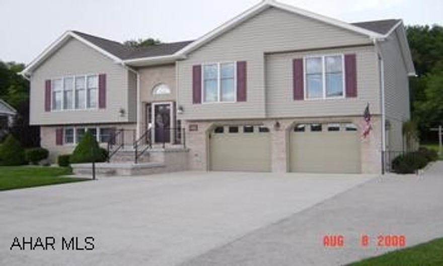 Olde Towne Village development.  Lovely well maintained, nicely landscaped.  Vaulted ceilings, Family room w/gas F.P.  Includes all appliances. Olde Towne Village development.  Lovely well maintained, nicely landscaped.  Vaulted ceilings, Family room w/gas F.P.  Includes all appliances.