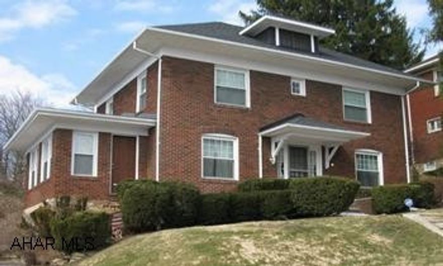 ELEGANT FAIRVIEW BRICK WITH LARGE FOYER, 4 SEASON ROOM, 1ST FLOOR BATH.  ORGINAL GLASS TILE FOR RETRO KITCHEN & BATH.  NEW FURNACE, CENTRAL AIR, ROOF, WINDOWS, ALL APPLIANCES.  INTEGRAL GARAGE.  LARGE CORNER LOT. CALL DARLA 934-4663 OR DARLA4HOMES@AOL.COM ELEGANT FAIRVIEW BRICK WITH LARGE FOYER, 4 SEASON ROOM, 1ST FLOOR BATH.  ORGINAL GLASS TILE FOR RETRO KITCHEN & BATH.  NEW FURNACE, CENTRAL AIR, ROOF, WINDOWS, ALL APPLIANCES.  INTEGRAL GARAGE.  LARGE CORNER LOT. CALL DARLA 934-4663 OR DARLA4HOMES@AOL.COM