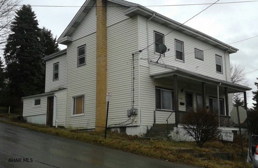 Duplex, currently both vacant......Great Investment