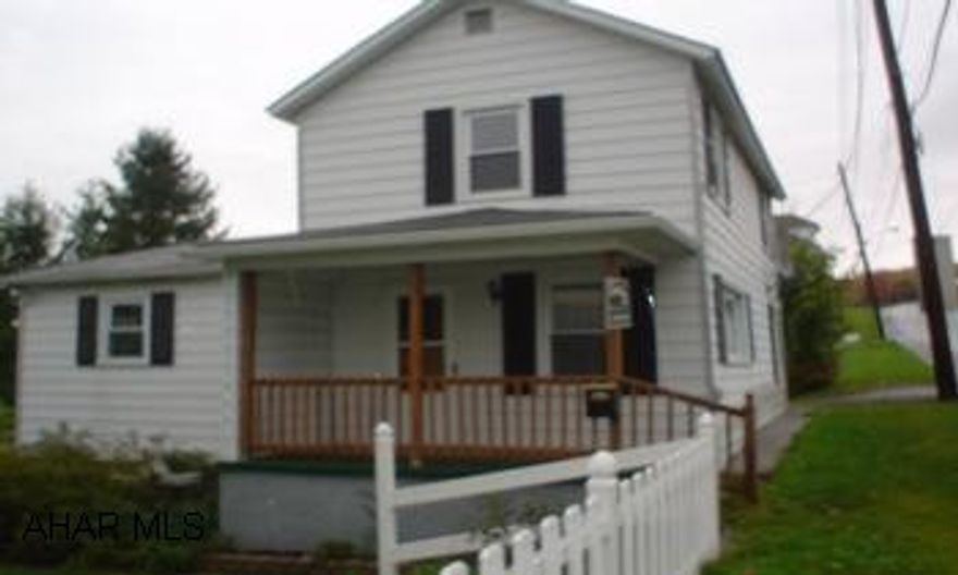 CUTE HOME, w/GARAGW & NEAR SCHOOL CUTE HOME w/GARAGE & CLOSE TO SCHOOL