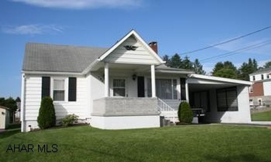 Cape Cod 1 1/2 story vinyl house located in favorable residential neighborhood close to town. Cape Cod 1 1/2 story vinyl house located in favorable residential neighborhood close to town. Large level back yard. 3BR/1BA, eat-in kitchen with new vinyl flooring and ceiling fan.Laundry on main level, new thermopane windows. 15'x34' carport.