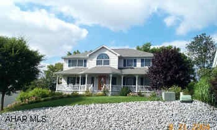 Hardwood floors-Pickled Oak Kitchen-Sitting Room off Master Bedroom-Large Rooms-1st Floor Laundry