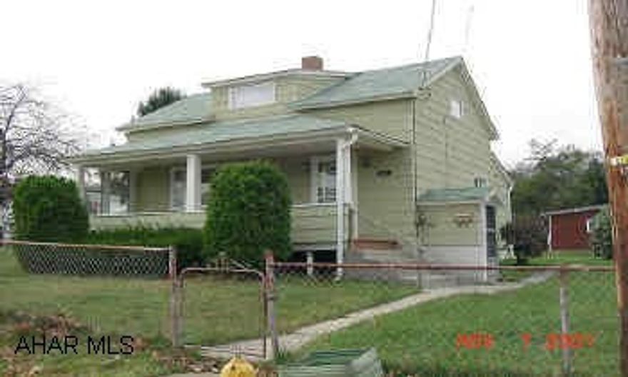 1 1/2 Story 3 Bed room, 1 Bath with Detached Garage Cozy Story and a half, remolded with nice yard & Garage / Workshop