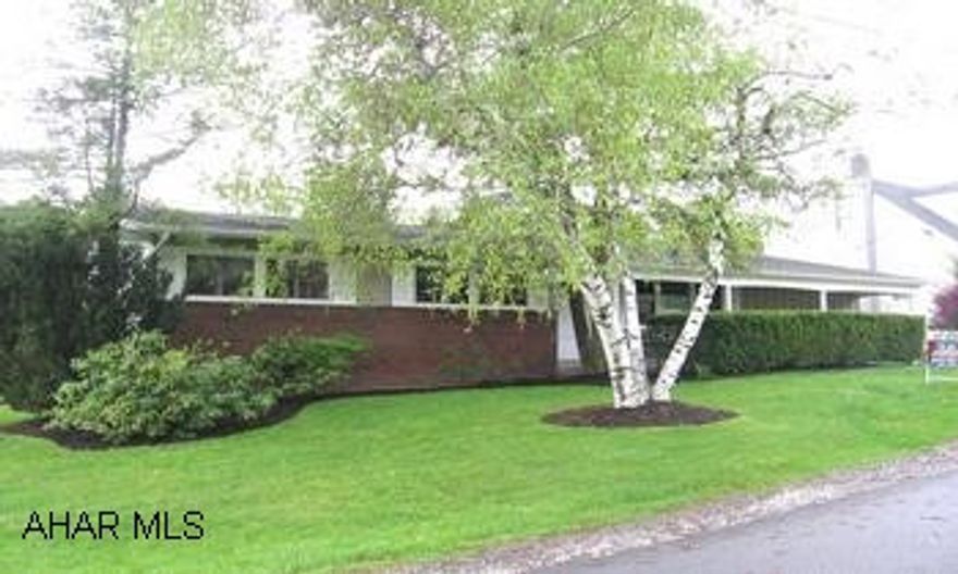 Immaculate 1 story in Wehnwood area! Features 3 bedrooms and 1.5 baths. Open floor plan features vaulted ceilings, new kitchen, new baths, hardwood floors, all in a spectacular neighborhood. 24x24 basketball court. Seller is a licensed real estate agent. Immaculate 1 story in Wehnwood area! Features 3 bedrooms and 1.5 baths. Open floor plan features vaulted ceilings, new kitchen, new baths, hardwood floors, all in a spectacular neighborhood. 24x24 basketball court. Seller is a licensed real estate agent.