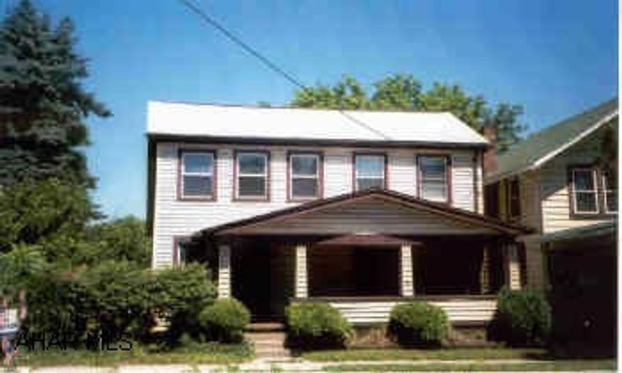 Nice backyard, 2-car garage & back alley. #J-513 Nice backyard, 2-car garage & back alley. #J-513