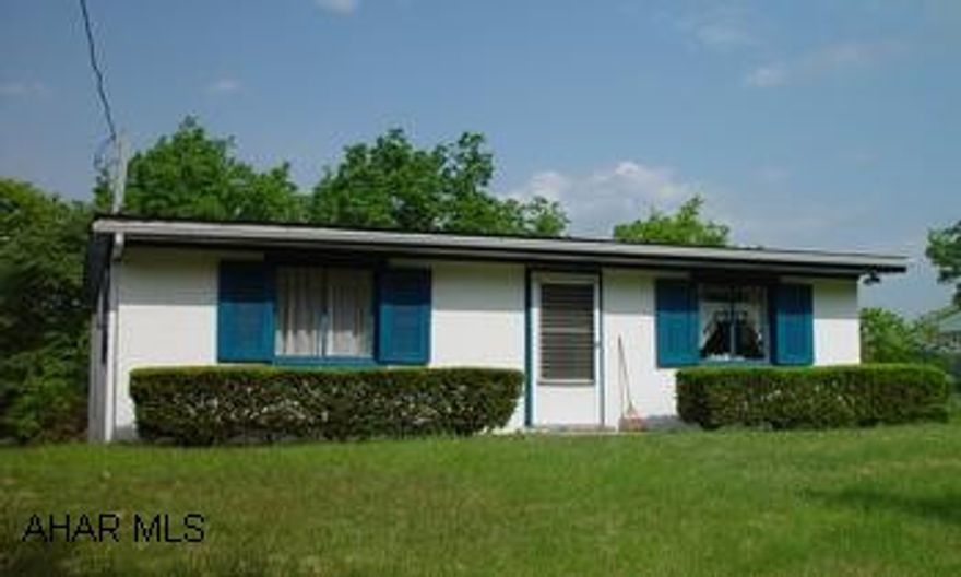 2BR/1BA Block rancher on 0.22 acre.Close to State Park, boating, fishing, hiking. This is a cottage close to Shnawnee State Park and Lakes. The home needs a well for water but the bathroom toilet can be flushed to holding tank with bucket water.