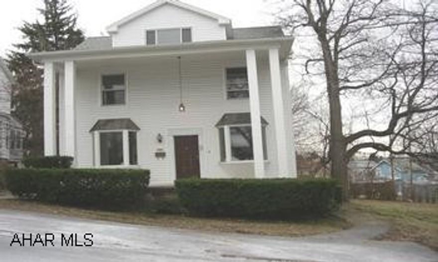 SPACIOUS 4 BR, 2 STORY W/ LARGE LOT. OFFSTREET PARKING. HARDWOOD FLOORS, FORMAL DINING ROOM, SHED. HOME WARRANTY. SPACIOUS 4 BR, 2 STORY W/ LARGE LOT. OFFSTREET PARKING. FORMAL DINING ROOM. HOME WARRANTY.