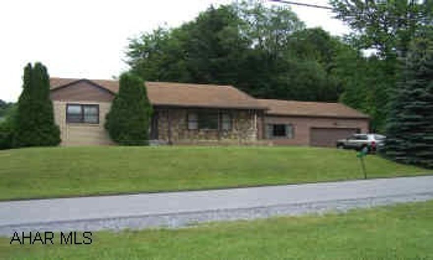 LOVELY RANCH HOUSE, NEEDS SOME UPDATES SET UP APPOINTMENTS THROUGH  IRENE