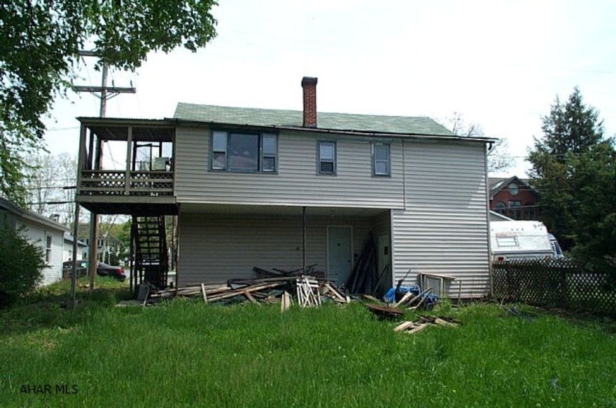 Garage W/Apartment Above.