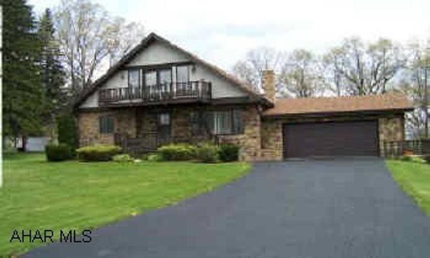 Four Bdrom. Contemp. loaded with extras - Master Bdrm/jacuzzi tub, lg. oak eat-in kitchen, central vac., Fm. Rm., Game Rm., Wet Bar - Oh So Nice !!