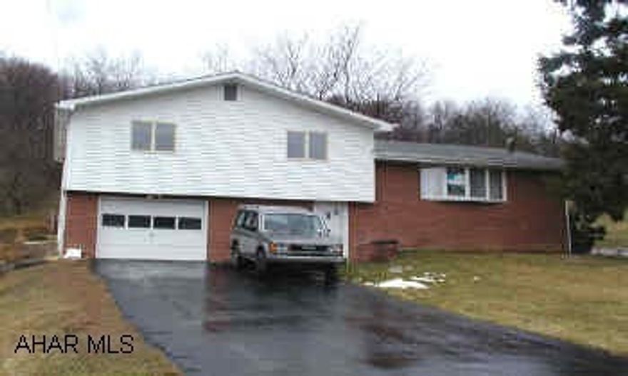 SPLIT LEVEL, BRICK AND VINYL, ONE CAR GARAGE.  3 BEDROOMS 1 BATH. ALL APPLIANCES. NICE BRICK AND VINYL SPLIT LEVEL WITH SINGLE GARAGE.  ALL APPLIANCES. KNOTTY PINE KITCHEN.