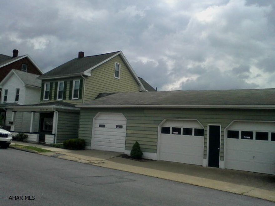 Beautiful 2 story 3 bedroom home like new inside includes a breezeway with 3 car garage on a large level lot with a great view of the mountains.