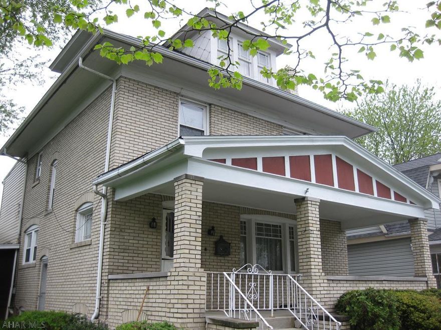 Wonderful home that has endless possibilities. Located within a block from highly desired Baker Elementary School. Gorgeous hardwood flooring all throughout the home. Three fairly sized bedrooms and one extremely large bedroom on the second floor. The sellers are highly motivated.