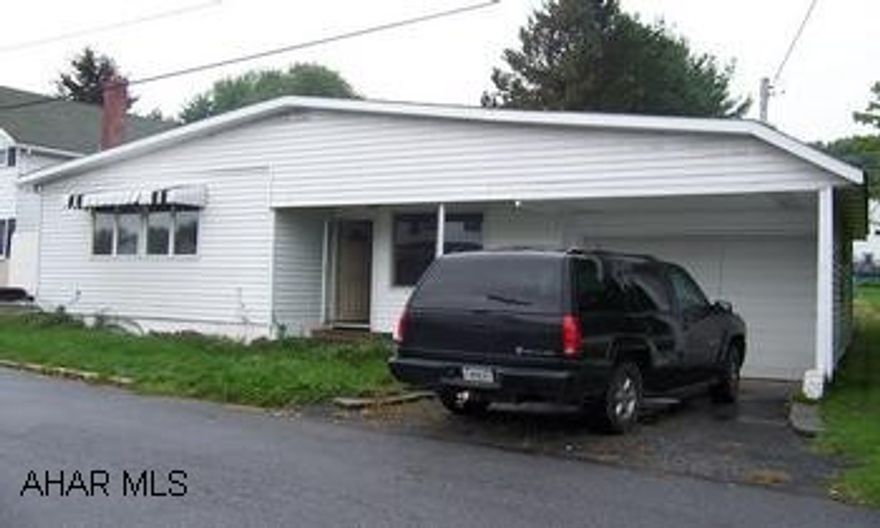 Townhouse with garage "Excellent" condition.  Family room, laundry, 2.5BA's, screened in sunporch and garage.  Very tastefully decorated!  Deed restrictions.  Sellers agree to pay selling agency a $1,000 BONUS at time of closing.