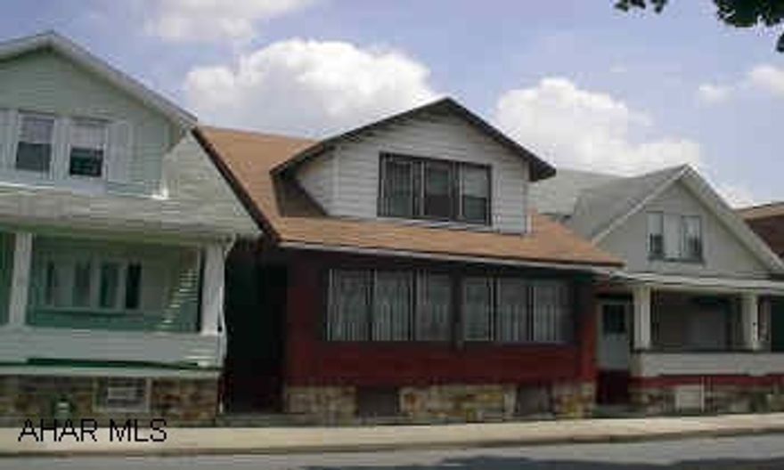 Great starter spacious 3 beds, newer carpet. Formal DR. Good mechanics off street parking, and fenced in yard.