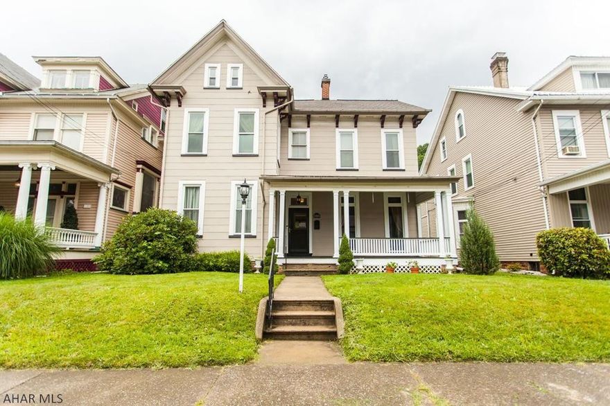 Elegant and classy home waiting for the perfect buyer. This beautiful home has many great features. A nice covered front porch to enjoy time with friends. Backyard space that your family will love. This house is spacious and has a great layout.