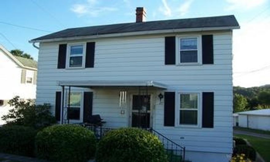 Motivated Seller - Make Offer!  Very clean, updated 2 story in Sproul.  New windows thoughout, updated kitchen and baths.  First floor laundry.  Must see inside-very nicely decorated.  Spacious Master bedroom. Motivated Seller - Make Offer!  Very clean, updated 2 story in Sproul.  Ready to move in.  New windows throughout!  Updated kichen and baths.  First floor laundry. 2 Bathrooms - one on each level.   Must see inside-very nicely decorated.   Spacious  master bedroom with custom wall treatment.  3rd bedroom is somewhat small, but adequate space for twin bed and 2 dressers.