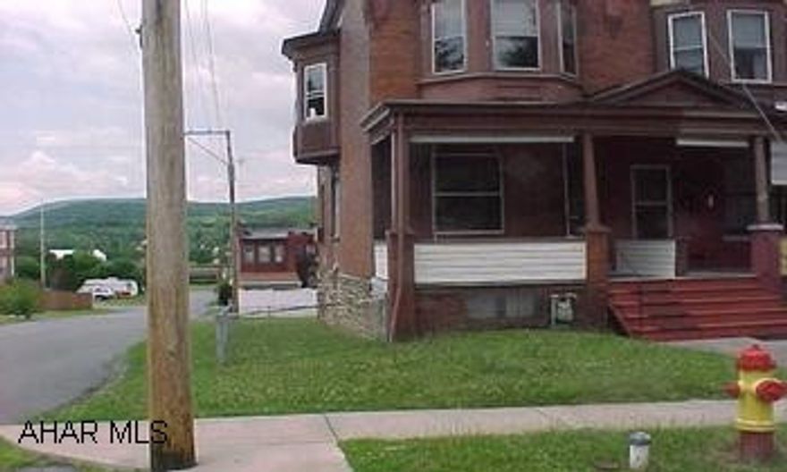 End unit Knickerbocker, lot is 22x120, fenced yard - newer 100 amp circuit breakers.