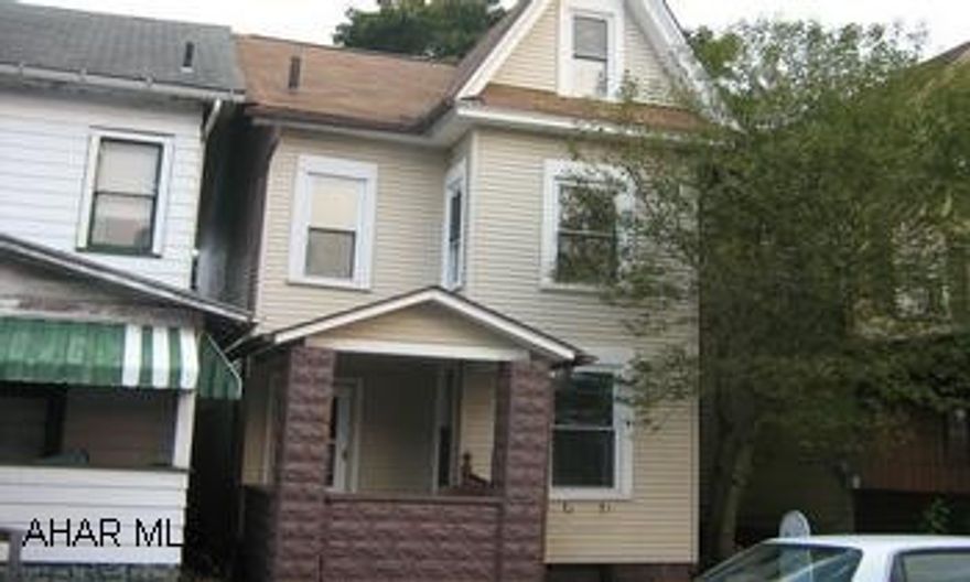 1st time homebuyers dream. New mechanics, custom kitchen and bath, move right in. All new appliances stay. Won't last!!.