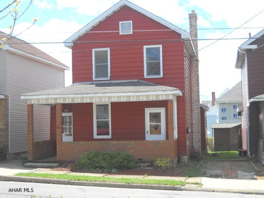 Very cute 2 or 3 bedroom home, great starter or investment property. close to playground- priced to sell.