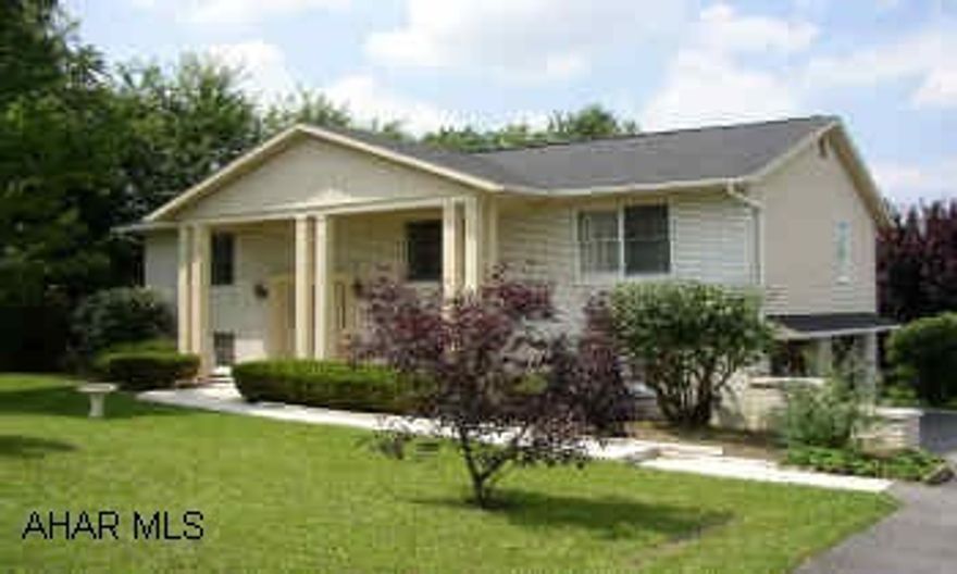 NICE BI-LEVEL ON SUPER LOT. 3 BEDROOM, 2.5 BATH, 2 CAR GARAGE. NEWER ROOF (3 YEARS OLD), FURNACE & C/A.  WATER HEATER 2 YEARS OLD., NEW DISHWASHER, FRESHLY PAINTED INTERIOR.