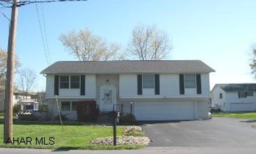 IMMACULATE. MOVE-IN CONDITION. LEVEL LOT. 3 BEDROOMS, 2.5 BATHS. HARDWOOD FLOORS. GFA PLUS CENTRAL AIR. PRICED TO SELL. CALL SUSAN 935-8252. SELLERS HAVE AGREEMENT IN PLACE FOR PROPERTY CONTINGENCY.  IMMACULATE. MOVE-IN CONDITION. LEVEL LOT. 3 BEDROOMS, 2.5 BATHS. HARDWOOD FLOORS. GFA PLUS CENTRAL AIR. PRICED TO SELL. CALL SUSAN 935-8252. SELLERS HAVE AGREEMENT IN PLACE FOR PROPERTY CONTINGENCY.
