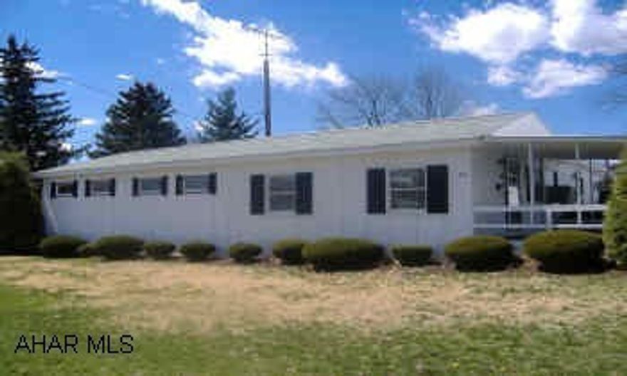 LARGE LOT 3 BEDROOM SINLGE WIDE TRAILER W/ ADD ONS AND GARAGE vacant and lock box.. call office to set up app and go