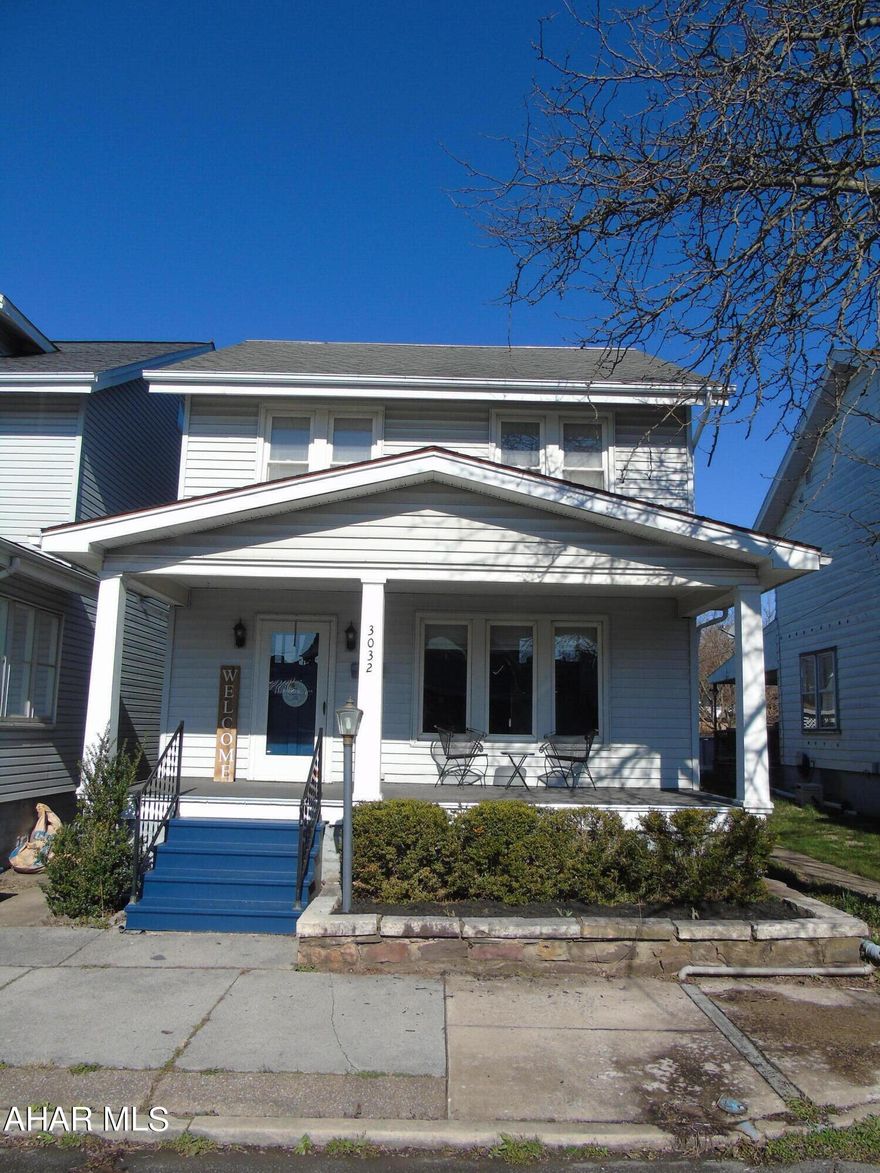 Are you looking for a charming home that is move in ready?  Look no further!  As you enter into the front door of the home, you'll step into the living room boasting of natural light!  You will then find the kitchen just off of the dining room.  Finally, you'll step into the bonus family room with tons of extra space. Upstairs you will find 3 bedrooms with the original hardwood floors and one oversized bathroom that has been updated.  The back yard is fenced in and also offers a carport and an additional parking space.  

Don't let this meticulously kept home pass you by!