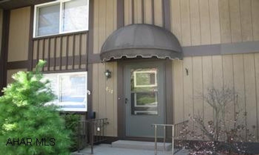 UPDATED KITCHEN WITH GRANITE COUNTERTOPS & STAINLESS APPLIANCES. FINISHED FAMILY ROOM, WALK OUT TO PATIO, LAUNDRY WITH WASHER & DRYER. NEWER CARPETING & PAINT. DECK OFF KITCHEN. PERFECT FOR FIRST TIME HOMEBUYERS! TAKE ADVANTAGE OF VERY LOW INTEREST RATES & $8,000 TAX CREDIT. CALL DARLA 934-4663 OR DARLA4HOMES@AOL.COM.