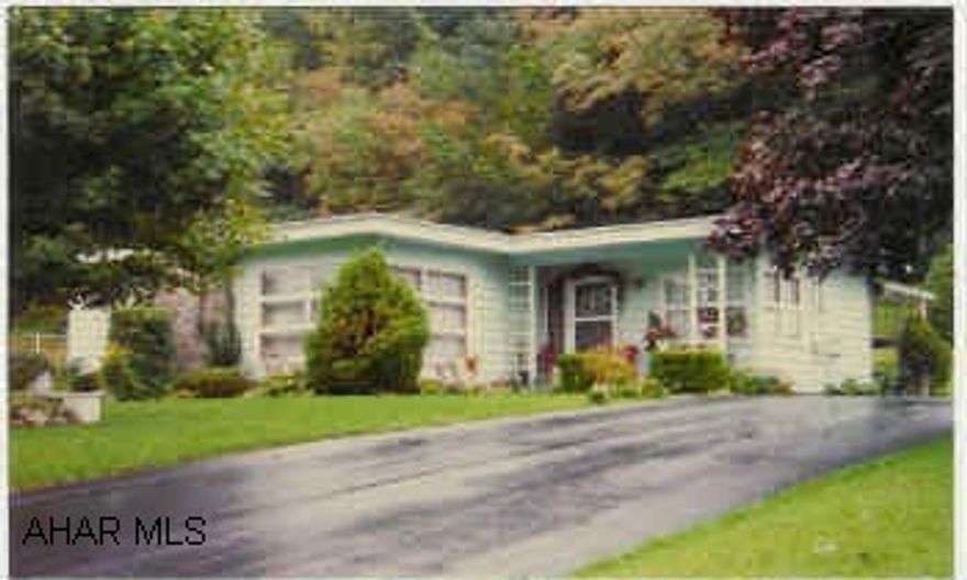 Nicely kept Rancher in quiet neighborhood minutes from town, great starter home.