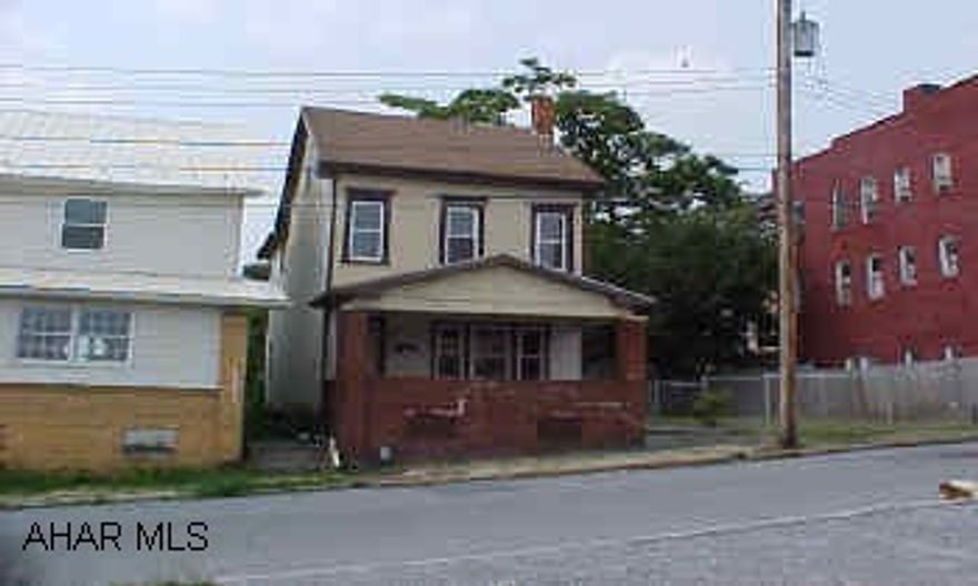 Move in condition, Modern Kitchen, fenced yard, new carpets, finished attic. J-555 Move in condidtion, Modern Kitchen, fenced yard, new carpets, finished attic.  J-555