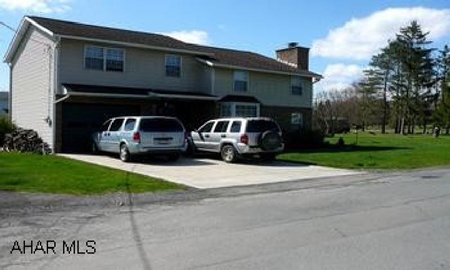 LARGE MODERN KITCHEN WITH ALL APPLIANCES. BREAKFAST BAR, DINING AREA, BRICK FO IN LR, JACUZZI GARDEN TUB & SHOWER STALL IN MASTER BEDROOM, LARGE CLOSETS, HEATED ABOVE GROUND POOL, DECK, LARGE LEVEL LOT. LARGE MODERN KITCHEN WITH ALL APPLIANCES. BREAKFAST BAR, DINING AREA, BRICK FP IN LR, JACUZZI GARDEN TUB & SHOWER STALL IN MASTER BEDROOM, LARGE CLOSETS, HEATED ABOVE GROUND POOL, DECK, LARGE LEVEL LOT.